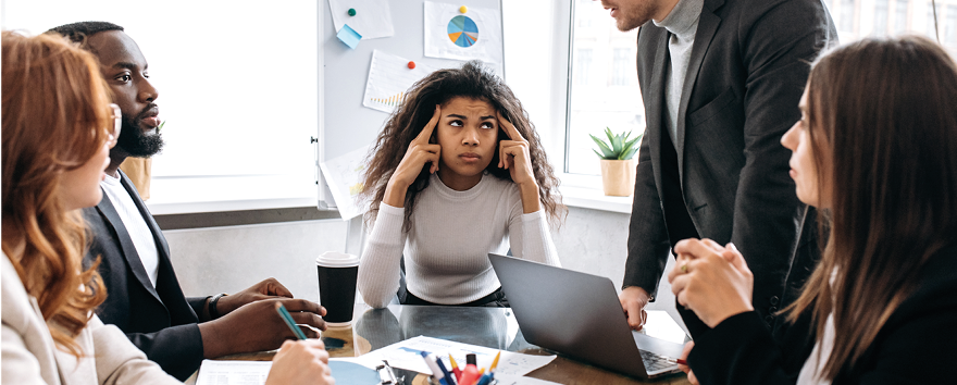 employee stressée au travail